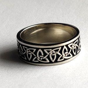 Custom designed CELTIC WEDDING BAND